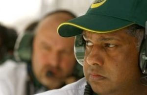 Tony Fernandes på pitmuren i Bahrain
